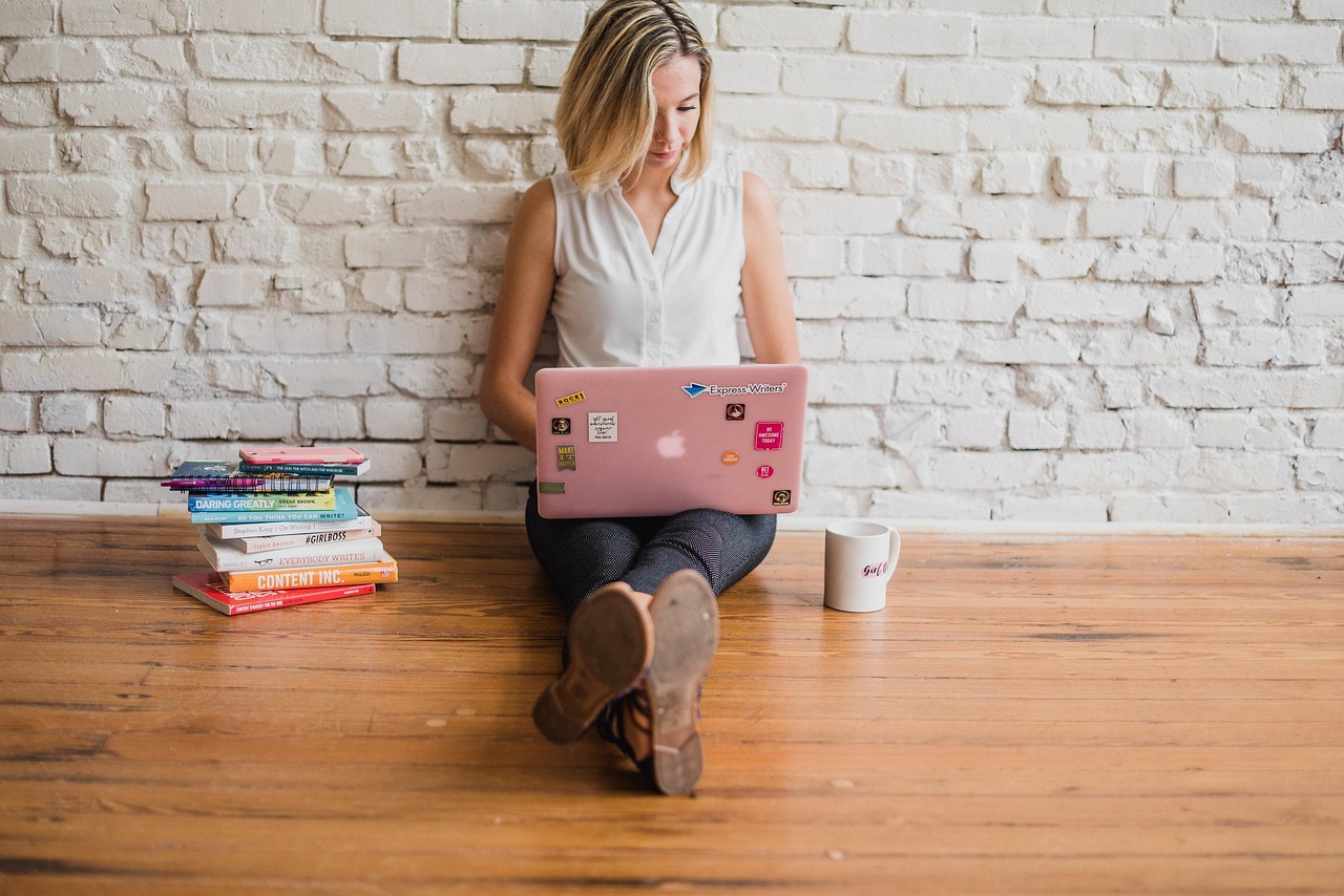 Influencer, writing, girl — Install the solar power inverter to meet the energy backup needs