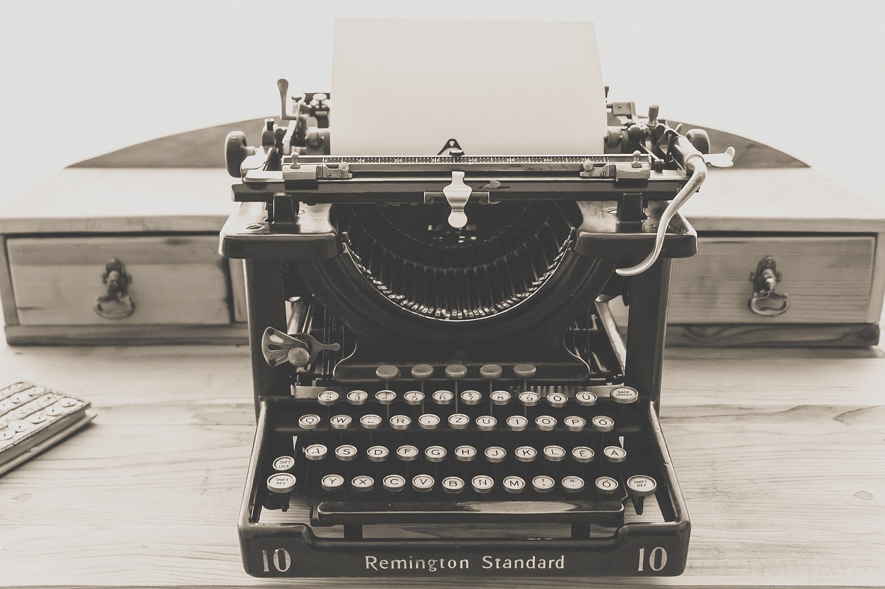 Typewriter, vintage, old — Use this one cool digital marketing tip to increase your sales