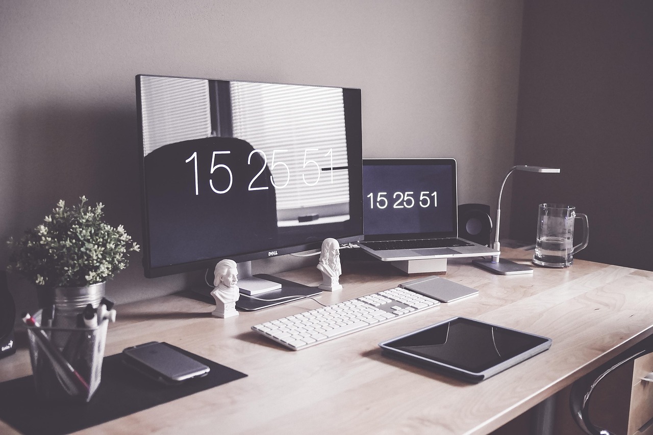 Home office, computer, desk — Why Market Products Online with Dropshipping?